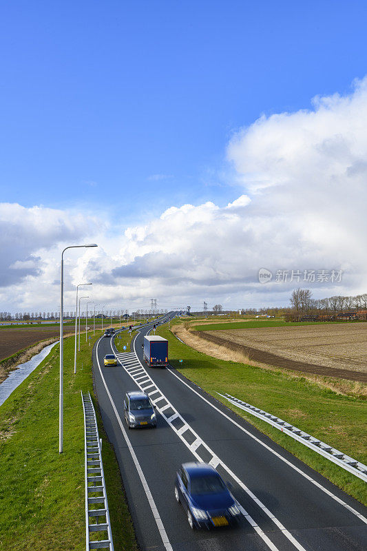 荷兰Overijssel N50高速公路上的交通在春季